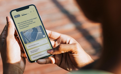 Person nutzt die Lern-App der Akademie auf dem Smartphone